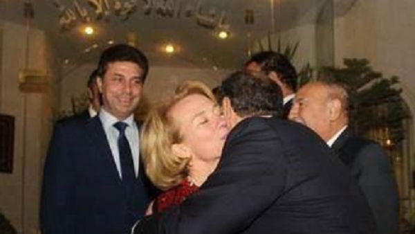 صورة تظهر تقبيل النائب قشوع للسفيرة الاميركية في الاردن والتي اثارت تهكم النائب السعود ضده في البرلمان