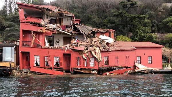 أعلنت ولاية إسطنبول، السبت، أن حادث الاصطدام ناجم عن توقف المحرك الرئيسي للناقلة 