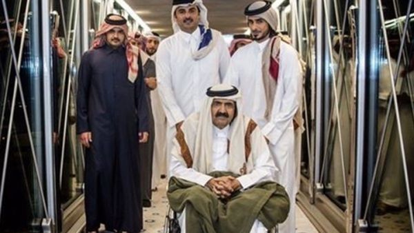 أمير قطر السابق على سرير الشفاء 