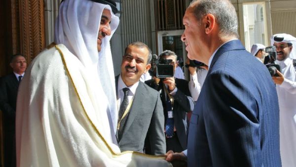 Qatar's Emir Sheikh Tamim bin Hamad al-Thani welcomes Turkish President Recep Tayyip Erdogan during an official visit to Doha on November 15, 2017. (Kayhan Ozer/ AFP)