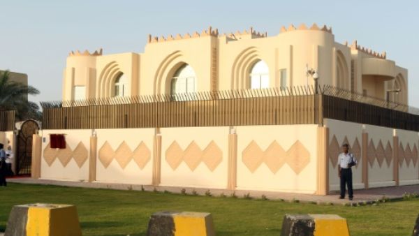 عنصر من امام مكتب طالبان في قطر
