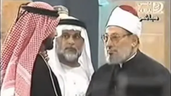 حديث محمد بن راشد كان في أثناء تكريمه للقرضاوي بجائزة "شخصية العام الإسلامية" سنة 2000 