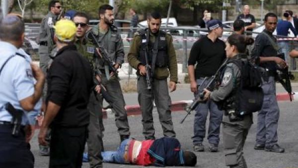 الشرطة الإسرائيلية تحيط بفلسطيني تقول إنه هاجم إسرائيليين بسلاح أبيض في القدس