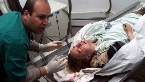 ظهر متضامن على شاشات التلفزة وهو يقاوم جنود الاحتلال الذين جروه الى منطقة عسكرية قريبة