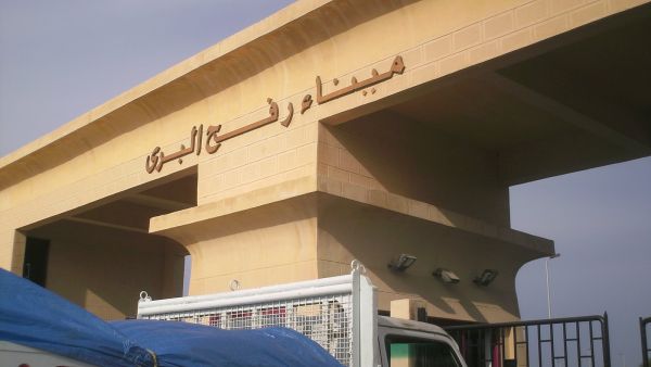 ولم تصدر السلطات المصرية بيانا بشأن فتح المعبر 

