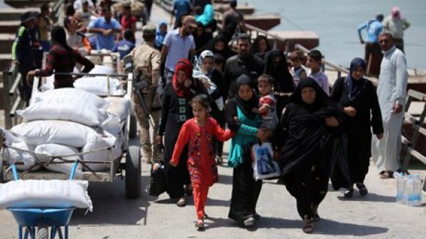Displaced people from Ramadi arrive in Baghdad.  (AFP/File)
