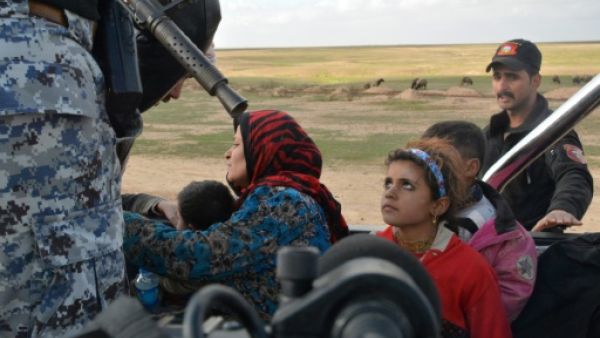 القوات العراقية تخلي مئات المدنيين من الرمادي
