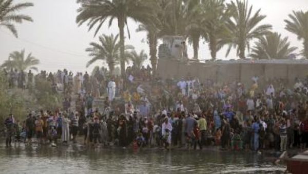 نازحون هربوا من مدينة الرمادي لدى وصولهم قرب بغداد
