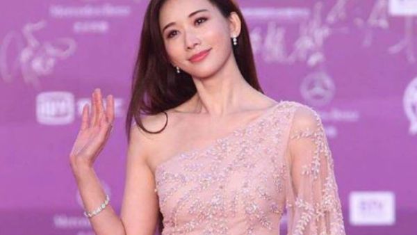 The gown glittered on the red carpet. (Source: ramikadi - Instagram)