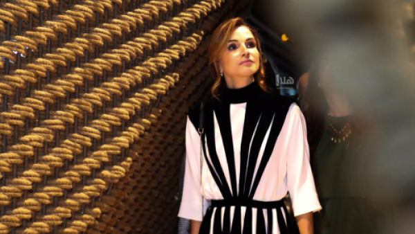 الملكة رانيا تختار إطلالة أنثوية بتصميم فالنتينو في أسبوع عمان للتصميم