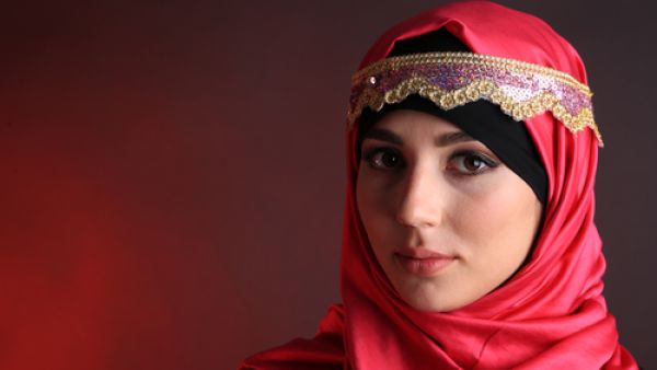 لنجاح اللوك الأحمر يجب أن يكون الأحمر طاغياً بقطعة واحدة 