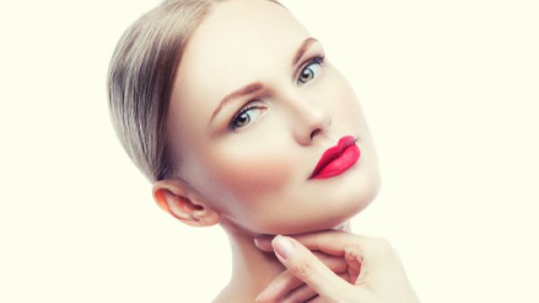 إذا كانت شفاهكِ متشققة كثيراً جربي أن تفركي شفاهك بفُرشاة ذات شعيرات ناعمة
