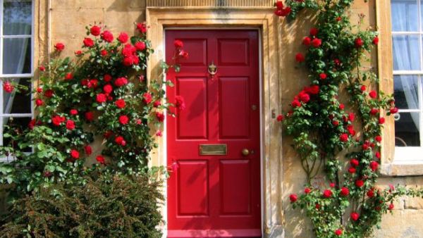 أبواب حمراء لتمييز بيوت طالبي اللجوء