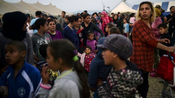 Migrants and refugees wait for a food distribution at the makeshift camp at the Greek-Macedonian border village of Idomeni, on April 5, 2016. (AFP/Bulent Kilic)
