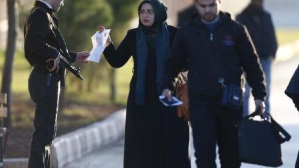 سوريون يدخلون تركيا عبر معبر على الحدود
