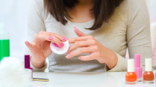 يعتبر الأسيتون من المواد الكيماوية قاسياً على الأظافر
