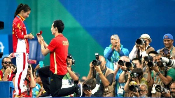 غطاس يتقدم لخطبة غطاسة صينية في أولمبياد ريو 2016...صور