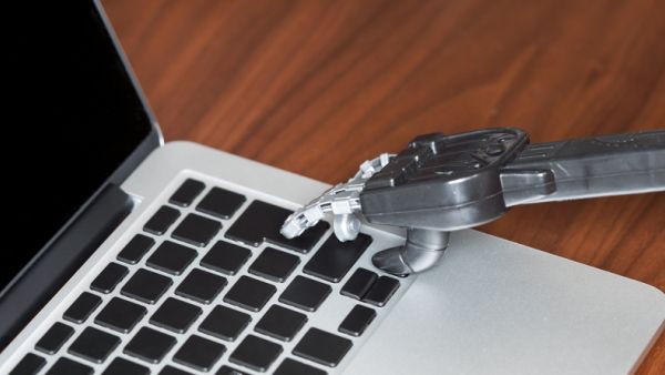 Artificial intelligence got scary fast when a Microsoft chat robot began posting racist tweets. (Shutterstock)