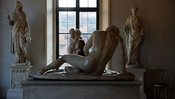 روحاني يؤكد انه لم يطلب تغطية التماثيل في احد متاحف روما