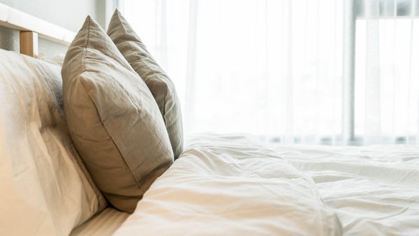 من الضروري تجنُّب استخدام الألوان الصارخة في غرف النوم (shutterstock.com)