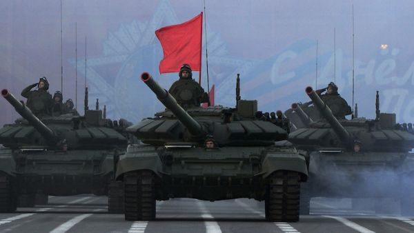 Russian military vehicles roll during a rehearsal for the Victory Day military parade on Dvortsovaya Square in Saint Petersburg on May 3, 2017. (AFP/ File Photo)