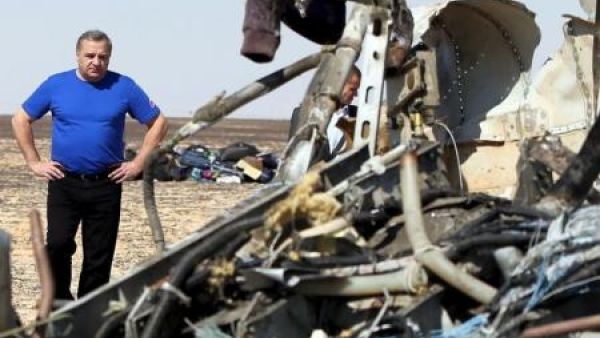 وزير الطوارئ الروسي يقف بين حطام الطائرة المنكوبة في سيناء
