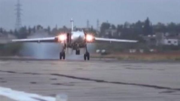 طائرة روسية تهبط عقب شن غارة جوية في سوريا
