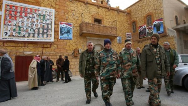 جنود سوريون امام كنيسة في بلدة صدد ذات الغالبية المسيحية وسط سوريا

