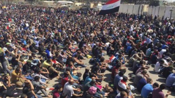 التيار الصدري يبدأ اعتصامه خارج المنطقة الخضراء ببغداد
