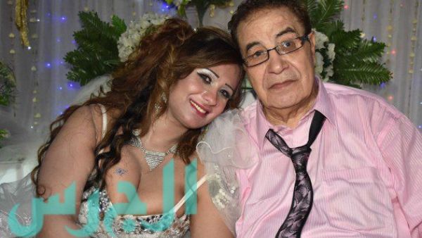 The happy couple smiles as they pose for their wedding photo. (Al Jaras Magazine)