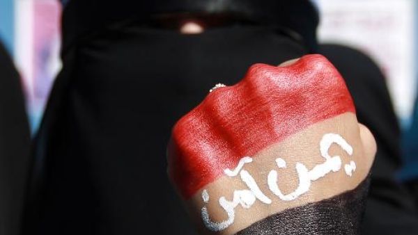 دعا مواطنون يمنيون طرفي الصراع إلى وقف القتال والحيلولة دون وقوع كارثة إنسانية.