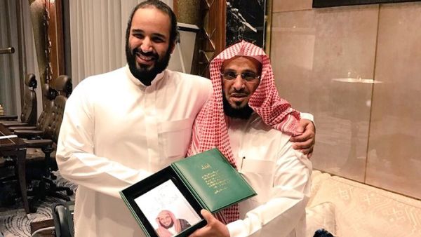 عائض القرني مع ولي ولي العهد السعودي 