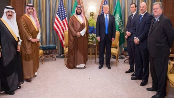 ترامب رفقة محمد بن سلمان و صهره كوشنر وبانون 