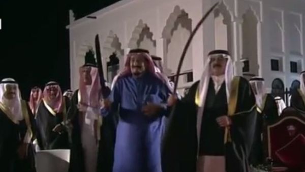 جانب من الرقصة الشعبية (العرضة النجدية) في قصر الصخير بالمنامة