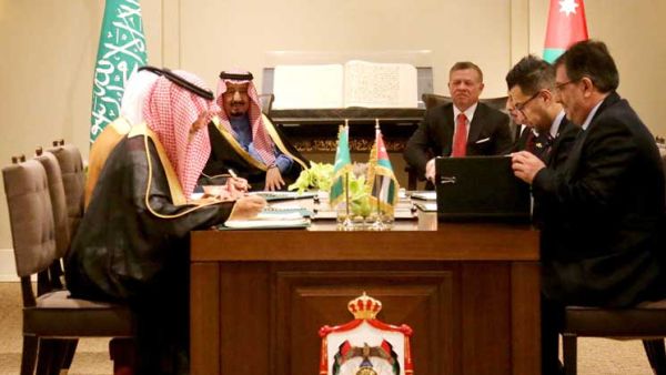 يرافق الملك سلمان وفد رفيع المستوى إضافة إلى عدد من كبار رجال الأعمال 