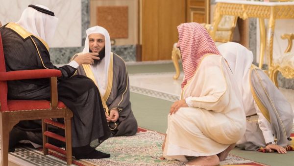 الصورة التقطت بعد أداء صلاة الظهر في الديوان الملكي