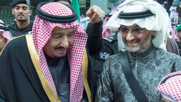 أول لقاء علني يجمع الملك سلمان بالأميرين الوليد بن طلال 