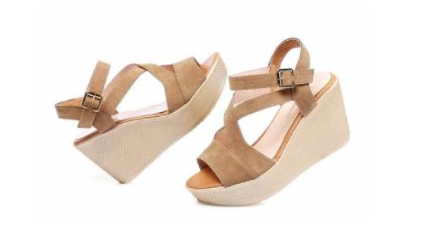 يغزو الفلين موضة الأحذية النسائية في صيف 2018