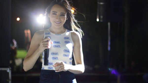 Sandy ditches her trademark hot pants for a more conservative outfit following Hani Shaker's decision to ban female singers from dressing in revealing clothes during their live performances. (Facebook)
