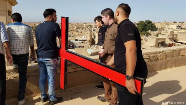 شباب مسلمون يعيدون الحياة لكنائس المدينة قبل أعياد الميلاد