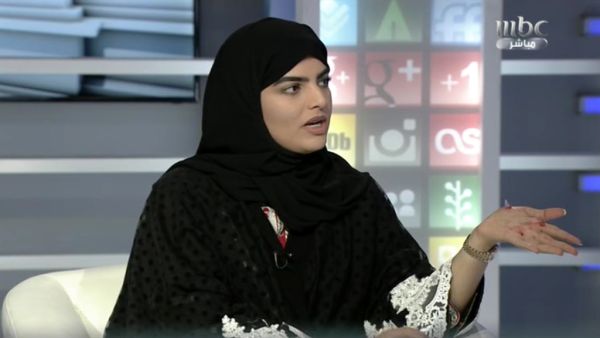 ساره الودعاني تحلق حاجبها