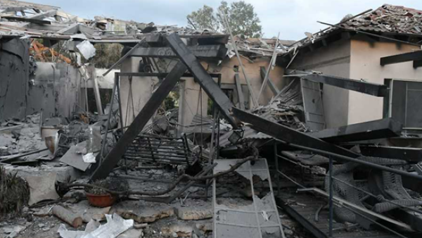 الصاروخ أصاب مباشرة أحد البيوت شمال تل أبيب وأحدث دمارا كبيرا