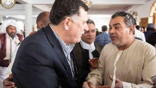 رئيس حكومة الوفاق الليبية يؤدي صلاة الجمعة بمسجد وسط طرابلس