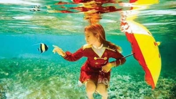 فتاة وشمسية وسمكة