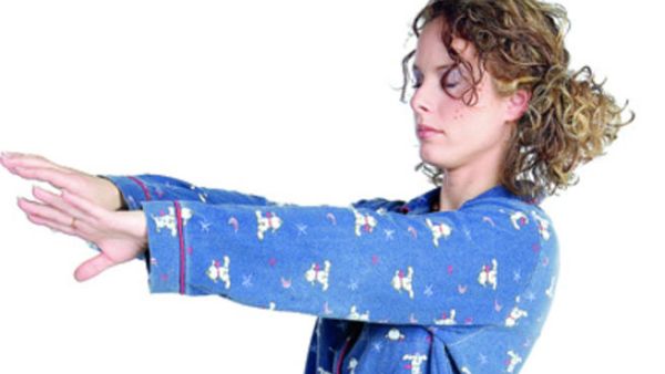 فتاة سائرة اثناء النوم