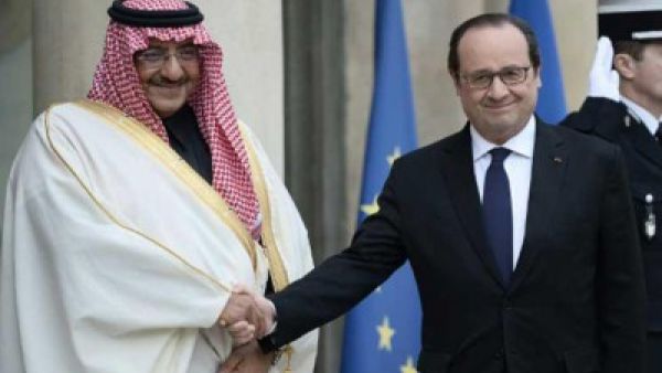 ارشيف/ الرئيس الفرنسي فرنسوا أولاند مصافحا ولي العهد السعودي محمد بن نايف 