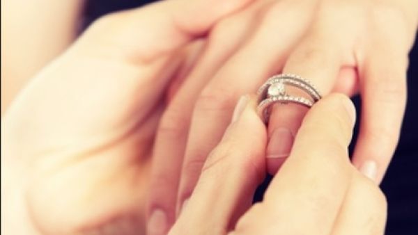 فتاة تضع الحج شرط لزواجها