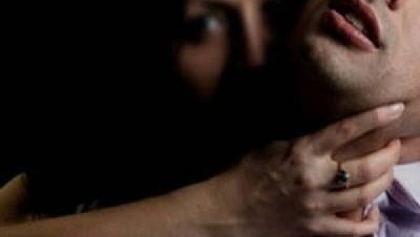 فتاة تغتصب شاب