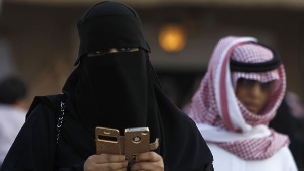 سعودية تطلب الطلاق بسبب قصر زوجها