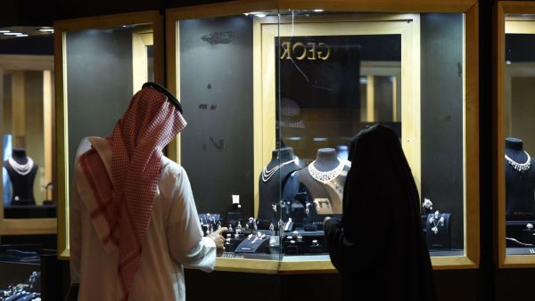 A Saudi couple shops for jewelry in Riyadh on April 18, 2016.  (AFP/Fayez Nureldine)